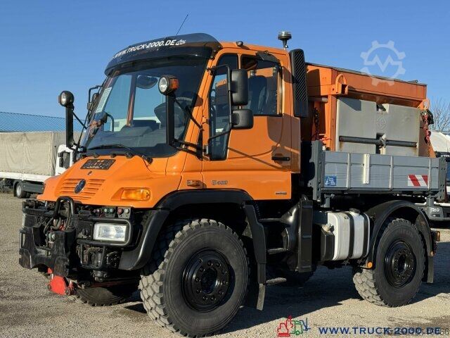 Speciallastbil Unimog U 400 4x4 Winterdienst epoke Salzstreuer 238 PS