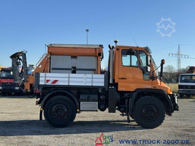 Speciallastbil Unimog U 400 4x4 Winterdienst epoke Salzstreuer 238 PS