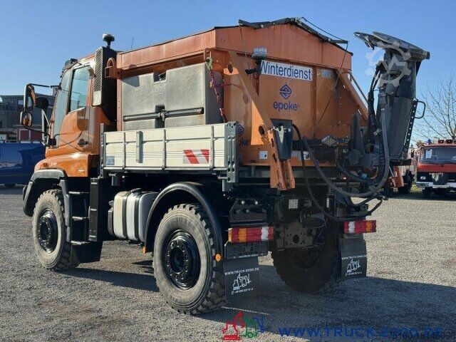 Speciallastbil Unimog U 400 4x4 Winterdienst epoke Salzstreuer 238 PS