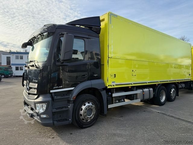 Samochód ciężarowy typu furgon MERCEDES-BENZ ANTOS 2546 L Getränkekoffer 7,70 m LBW 2 T*LENK