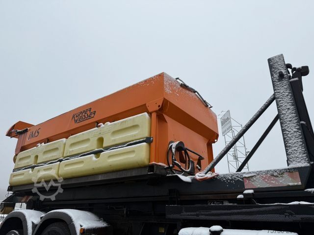 Haakarm vrachtwagen Küpper Weisser Salzstreuer 8 cbm Winterdienst