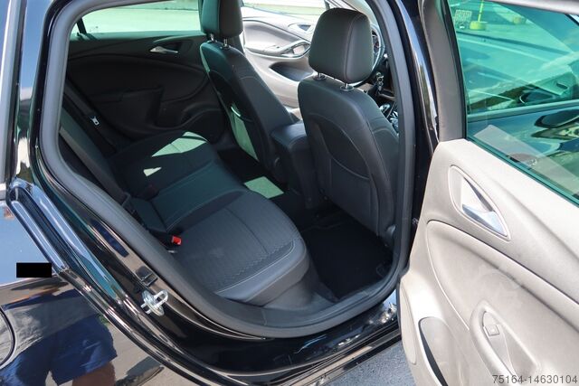 Minibus Opel Astra Sports Tourer +