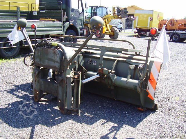 Aangepaste bestelwagen  Schneepflug Schmidt E3 elektro hydraulisch