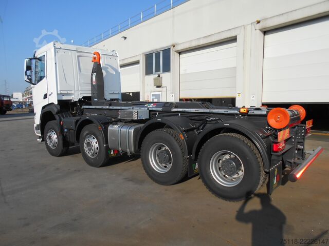 Camião porta-contentores de gancho DAF XF 530 8x4 - SCARRABILE TAM T40