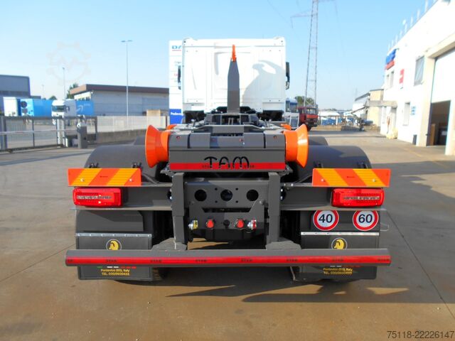 Camião porta-contentores de gancho DAF XF 530 8x4 - SCARRABILE TAM T40