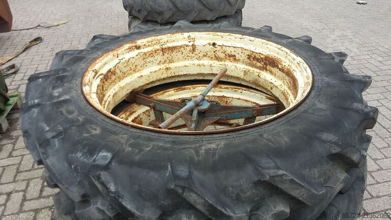 Roda com pneu Pirelli 