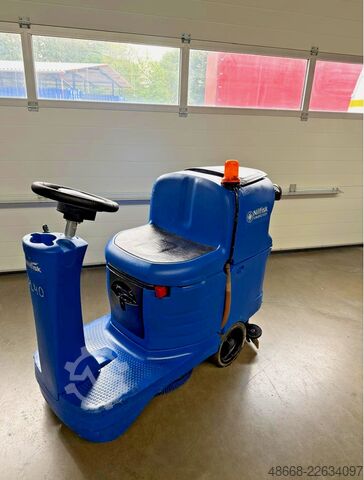 Máquina lavadora e secadora de pisos com operador embarcado Nilfisk Alto Scrubtec R 253 B Combi