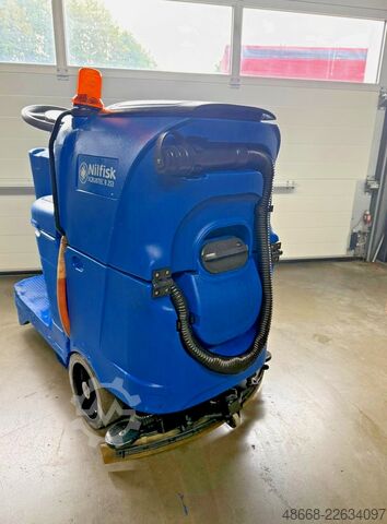 Máquina lavadora e secadora de pisos com operador embarcado Nilfisk Alto Scrubtec R 253 B Combi