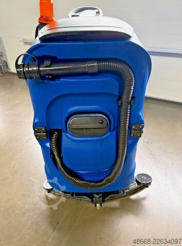 Máquina lavadora e secadora de pisos com operador embarcado Nilfisk Alto Scrubtec R 253 B Combi