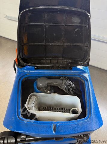 Máquina lavadora e secadora de pisos com operador embarcado Nilfisk Alto Scrubtec R 253 B Combi