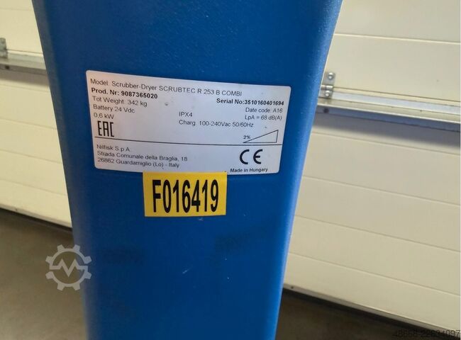 Máquina lavadora e secadora de pisos com operador embarcado Nilfisk Alto Scrubtec R 253 B Combi
