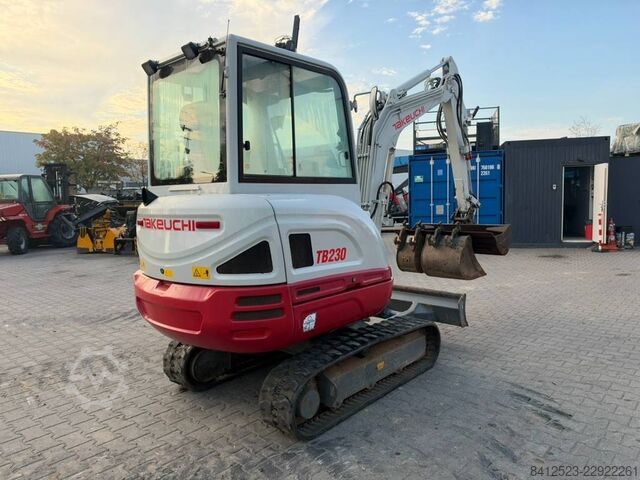  Takeuchi TB 230 3x bucket LED