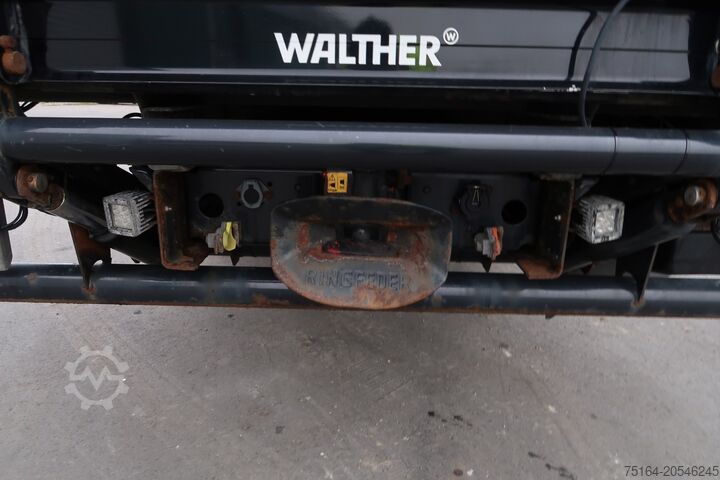 Lastbil med lad og presenning MAN TGL 12.220 BL