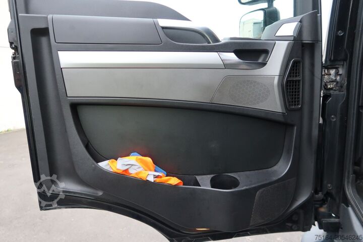 Lastbil med lad og presenning MAN TGL 12.220 BL