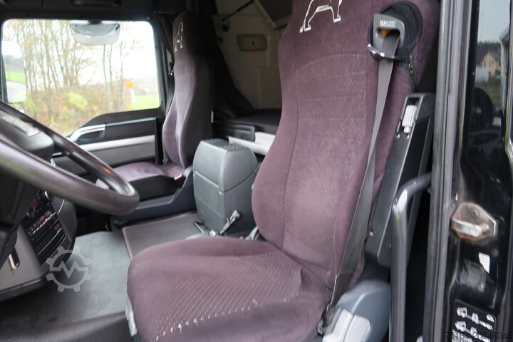 Lastbil med lad og presenning MAN TGL 12.220 BL