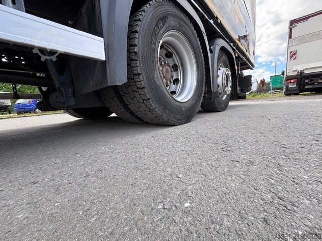 LKW mit Getränkeaufbau MERCEDES-BENZ Antos 3-Achser MB 2533 mit Geränkekoffer und LBW