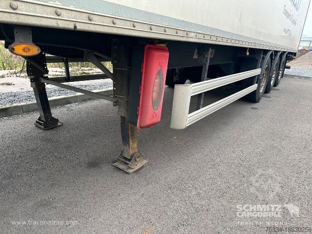 Box-semitrailer Fruehauf Semitrailer Dryfreight Standard Porte relevante