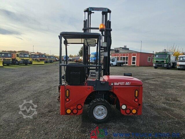 Gaffeltruck Moffett Mitnahmestapler 4 Wege Allrad NX Typ M 4 20.3