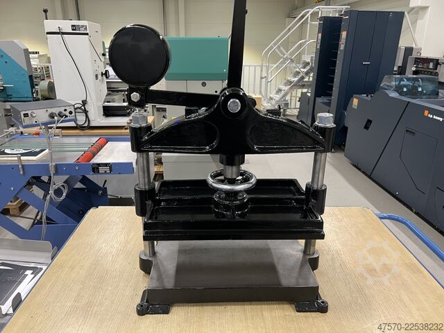 μηχάνημα βιβλιοδεσίας Bookbinding press with tapping block