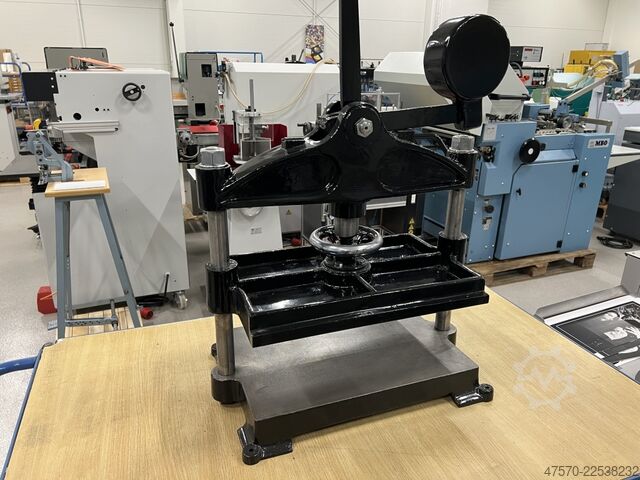 μηχάνημα βιβλιοδεσίας Bookbinding press with tapping block