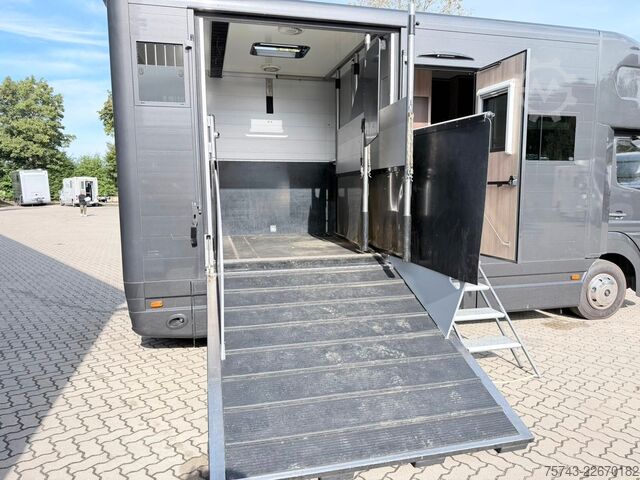Boskapsbil MERCEDES-BENZ ATEGO 1021  Roelofsen 3  Pferde  Wohnung Dusche