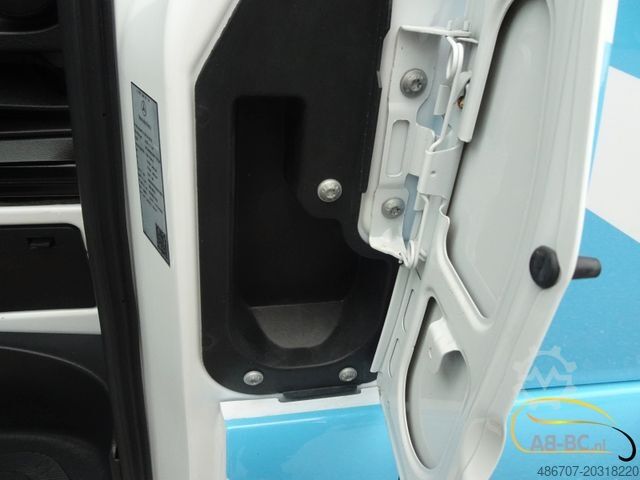 Autocar interurbain MERCEDES-BENZ eSprinter 14 Sitze Electric Range: 300 km