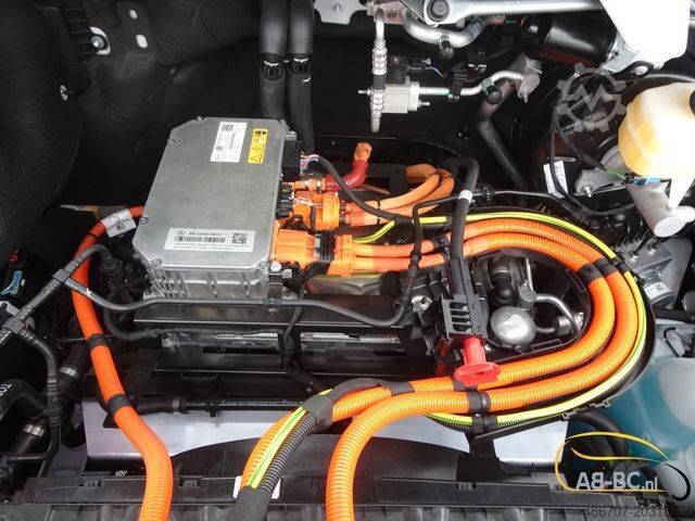Touringcar MERCEDES-BENZ eSprinter 17 Sitze Electric Range: 465 km