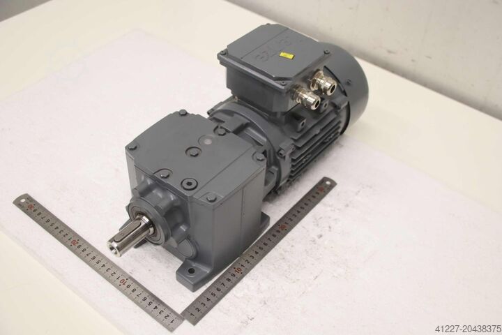 Getriebemotor 0,75 kW 106 U/min Lenze G50BH121MVAR2C00  M55AP080M045E00CTZ