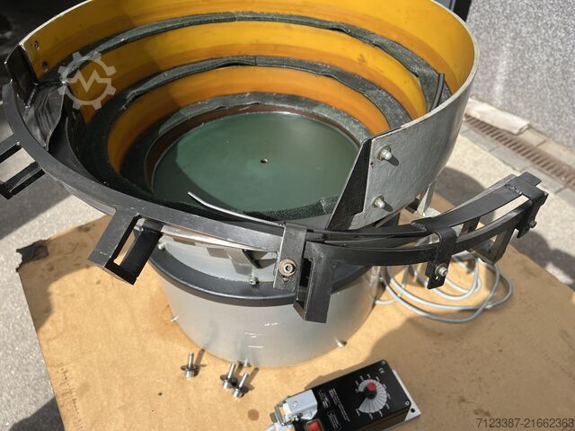 Vibrační dopravník RNA SRC-N 400-2L und SLL 400-600