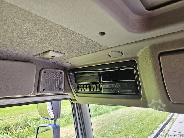 Suitcase RENAULT D 240 11.9T AIRCO TAILLIFT