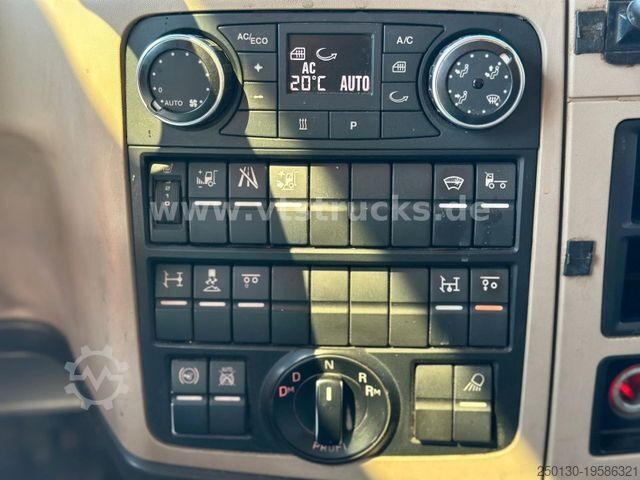 Standard tractor unit MAN TGX 26.500 6x2 Lenkachse Euro6