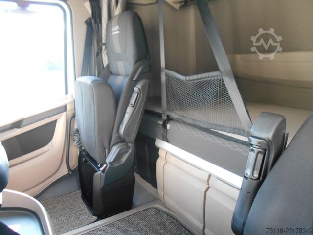 Tracteur routier standard DAF XG 480