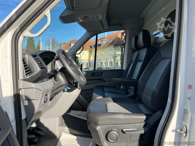 Vrachtwagen met bakwagen VOLKSWAGEN CRAFTER KOFFER MIT PORTALTÜREN KAMERA KLIMA NAVI