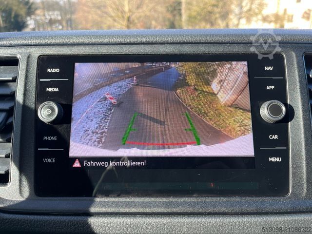 Vrachtwagen met bakwagen VOLKSWAGEN CRAFTER KOFFER MIT PORTALTÜREN KAMERA KLIMA NAVI