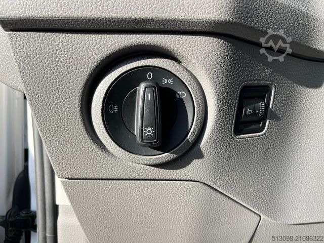 Vrachtwagen met bakwagen VOLKSWAGEN CRAFTER KOFFER MIT PORTALTÜREN KAMERA KLIMA NAVI