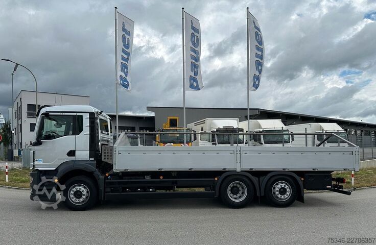 Camión de plataforma MAN TGS 26.360 LL/Pritsche 7,10 m/Lenkachse/ 108 tkm