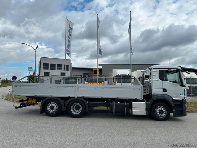 Camión plataforma con toldo MAN TGS 26.360 LL/Pritsche 7,10 m/Lenkachse/ 108 tkm