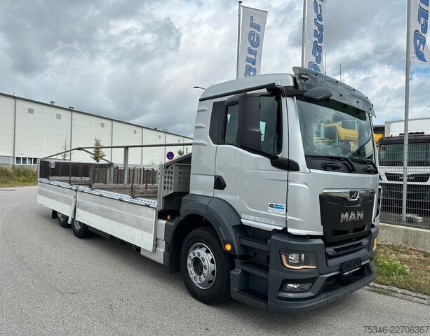 Camión plataforma con toldo MAN TGS 26.360 LL/Pritsche 7,10 m/Lenkachse/ 108 tkm