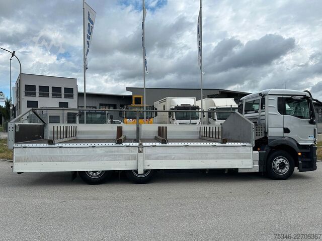 Camión plataforma con toldo MAN TGS 26.360 LL/Pritsche 7,10 m/Lenkachse/ 108 tkm