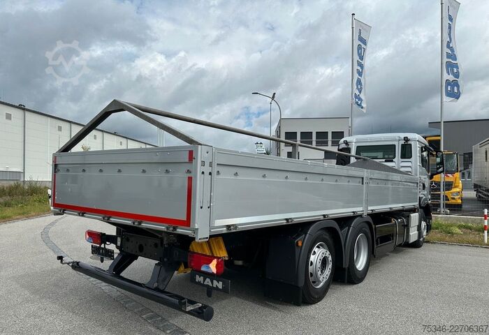 Camión plataforma con toldo MAN TGS 26.360 LL/Pritsche 7,10 m/Lenkachse/ 108 tkm