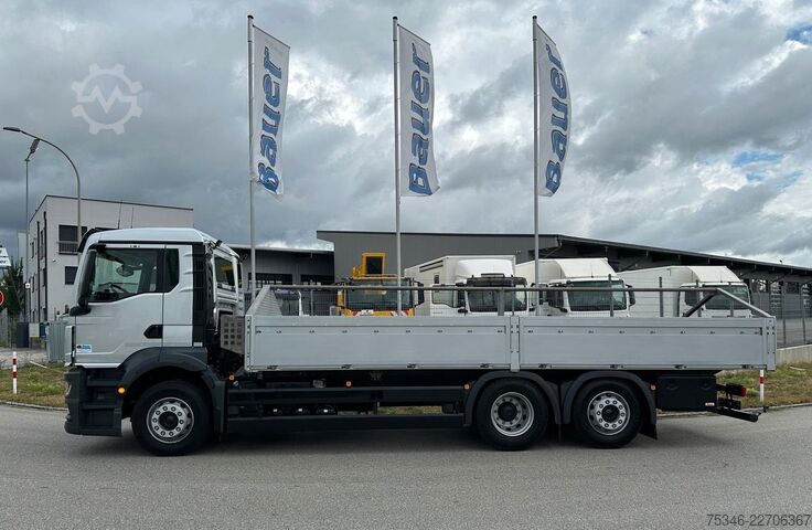 Camión plataforma con toldo MAN TGS 26.360 LL/Pritsche 7,10 m/Lenkachse/ 108 tkm