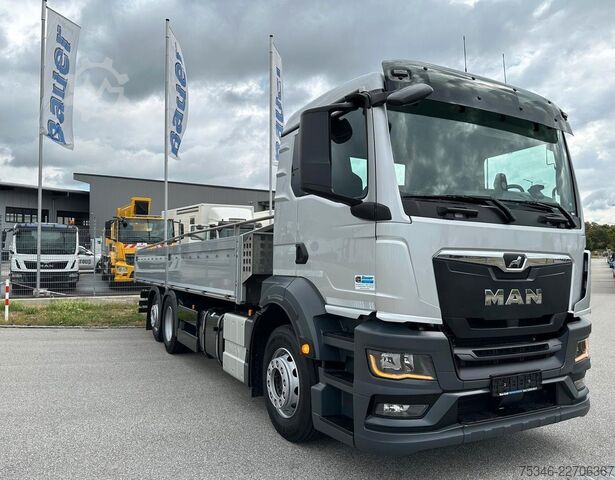 Camión plataforma con toldo MAN TGS 26.360 LL/Pritsche 7,10 m/Lenkachse/ 108 tkm