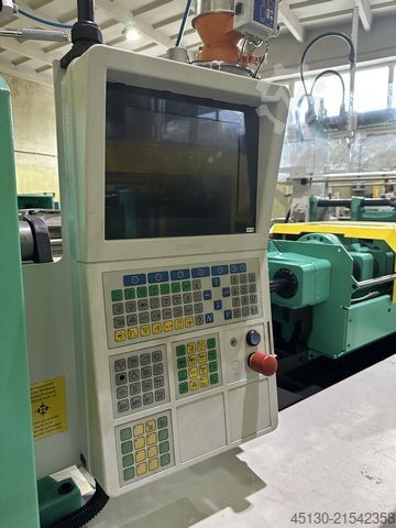 Injection molding machine Arburg 320A 500-170 mit dem Angußpicker