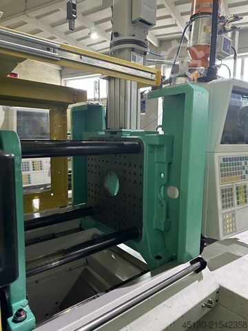 Injection molding machine Arburg 320A 500-170 mit dem Angußpicker