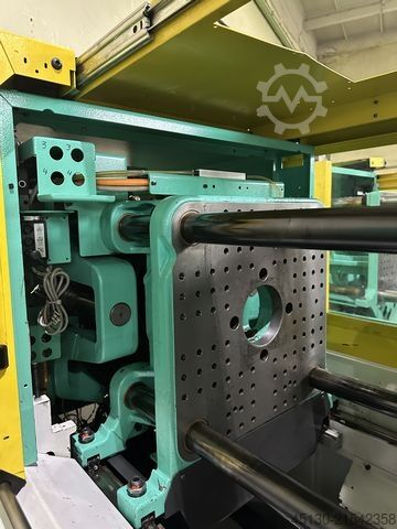 Injection molding machine Arburg 320A 500-170 mit dem Angußpicker