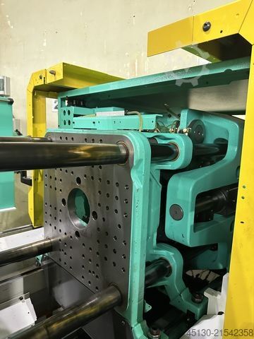 Injection molding machine Arburg 320A 500-170 mit dem Angußpicker