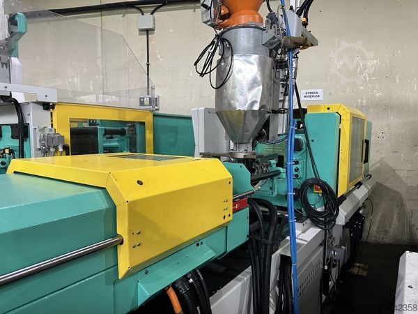 Injection molding machine Arburg 320A 500-170 mit dem Angußpicker