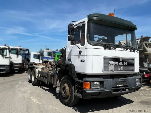 Abrollkipper MAN F2000 27.342 6x4 Abrollkipper mit Kran