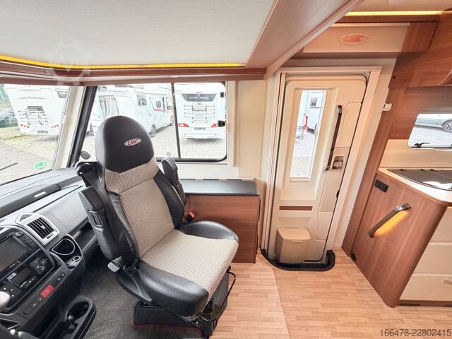 Integreret autocamper LMC Explorer Comfort I 655 G Rundsitzgruppe