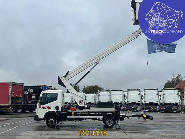 Plataforma elevatória Renault Maxity 140